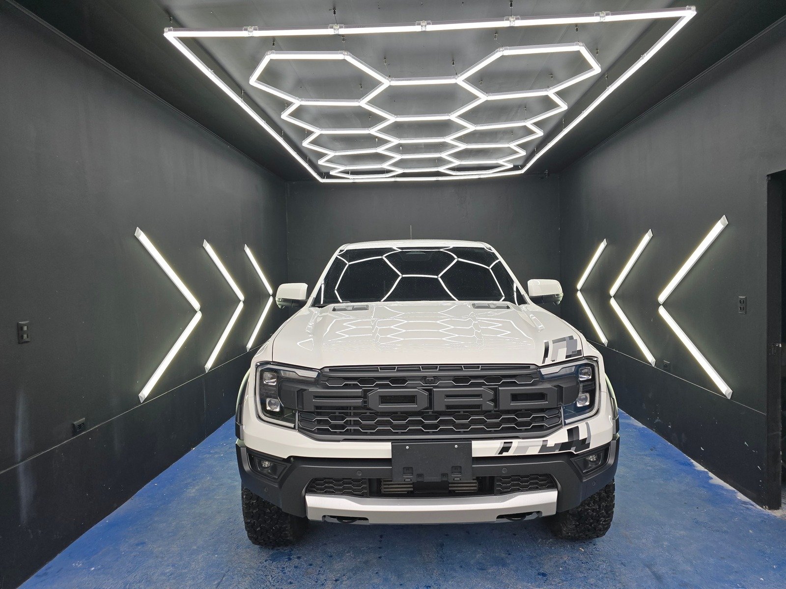 Ford blanca en el área de detailing de Deluxe CW